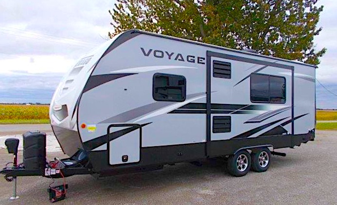 Travel Trailer with king bed Winnebago Voyage ext