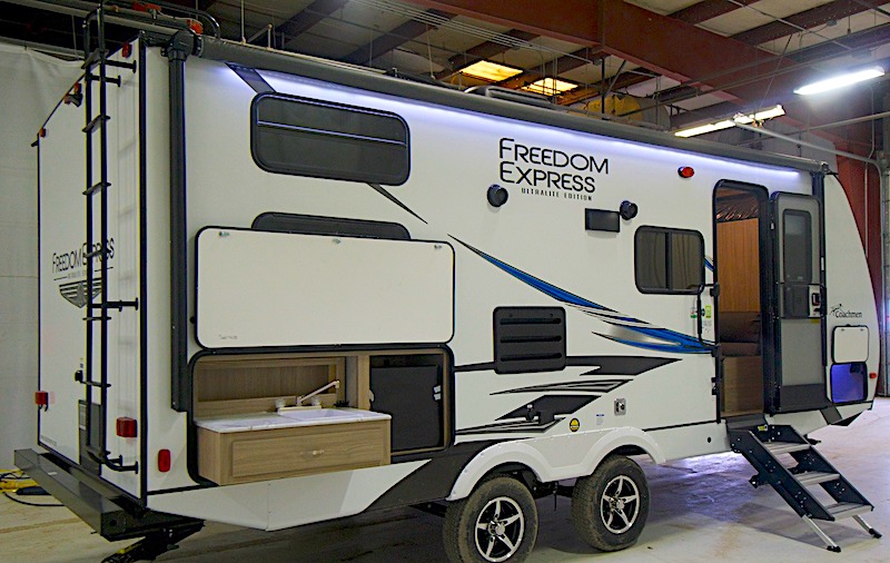 Coachmen Freedom Express Ultra Lite 238BHS exterior