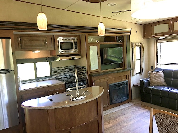 5th wheel RV With free delivery and set up savannah
