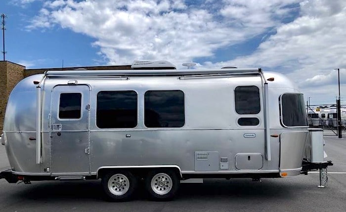 How much does an airstream globetrotter weigh