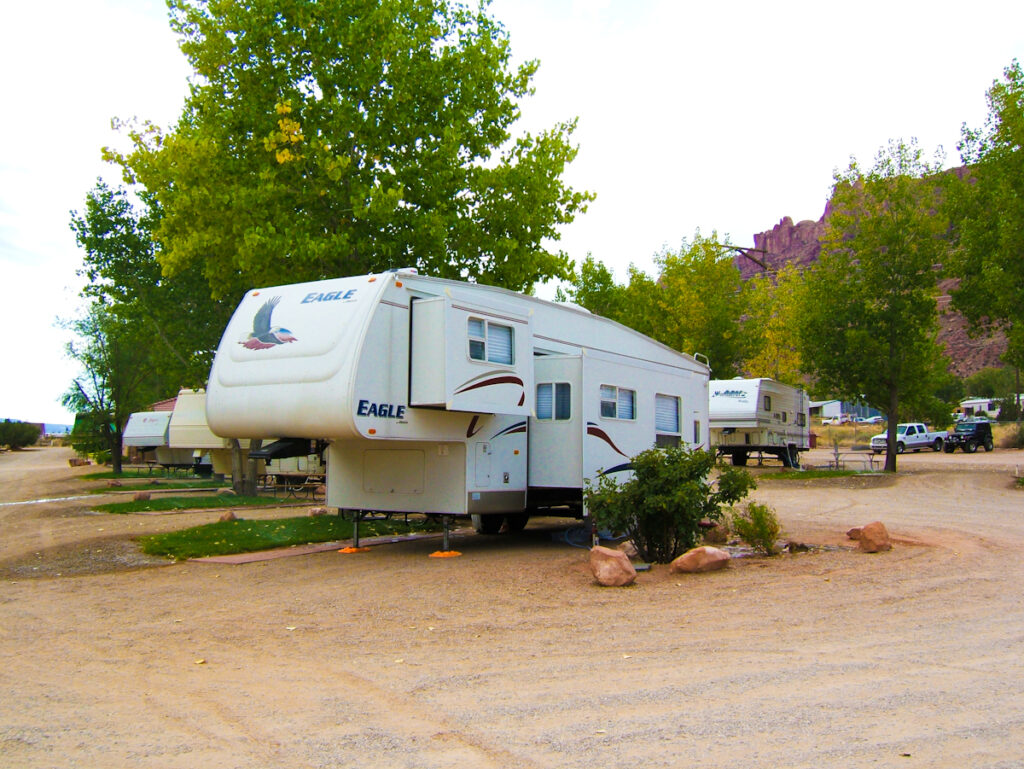 What’s the Difference Between a fifth wheel Motorhome RV and a Camper?