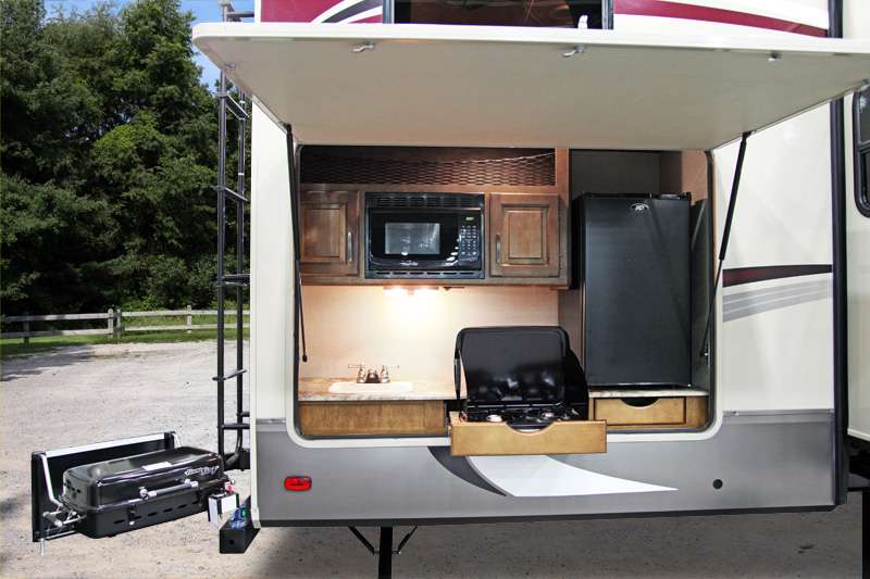 Features That Make a Good Tailgating RV RV Outdoor Kitchen