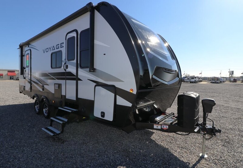 The 5 Best Travel Trailers Without Dinettes Winnebago Voyage 2427RB Exterior