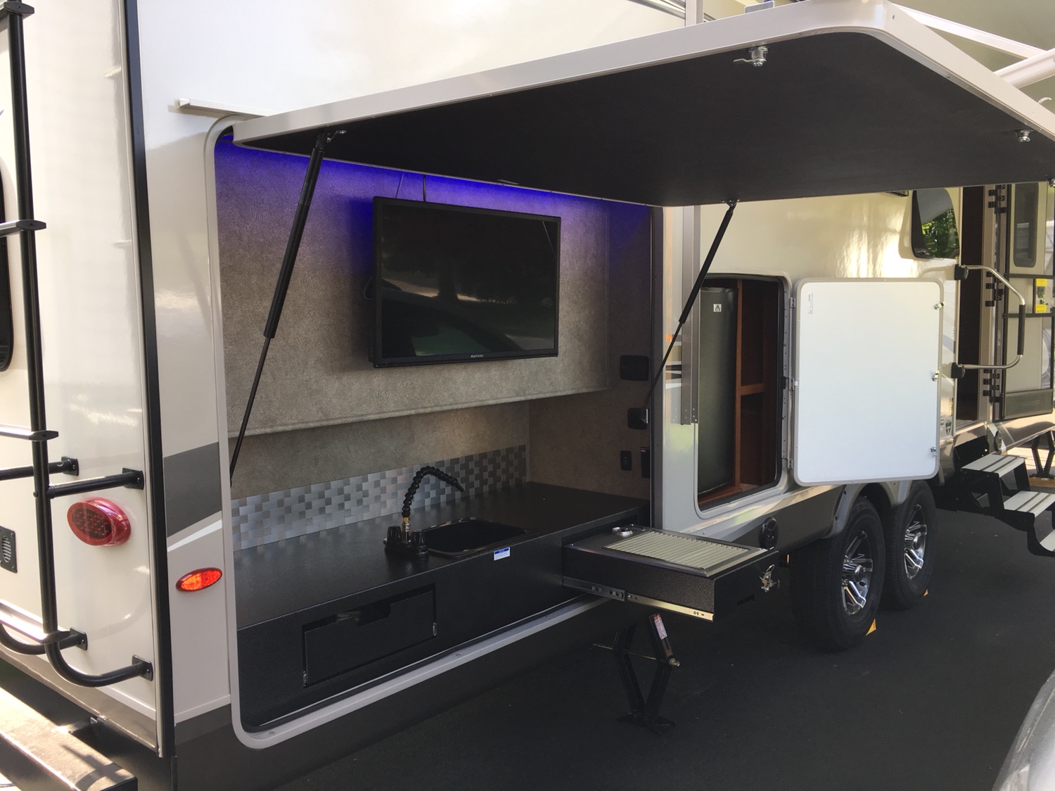 How to Attach a TV Mount to an RV Wall – RVBlogger