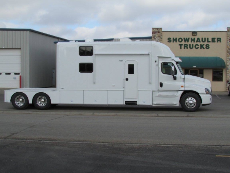 Who Manufactures Toterhomes Showhauler Trucks company