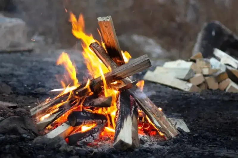 campfire-building-tip-tepee fire
