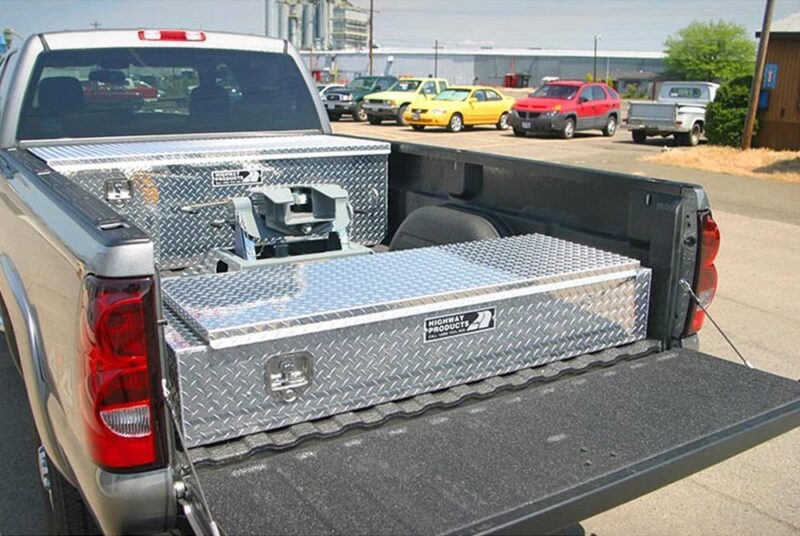 Truck with 5th wheel hitch and two tool boxes