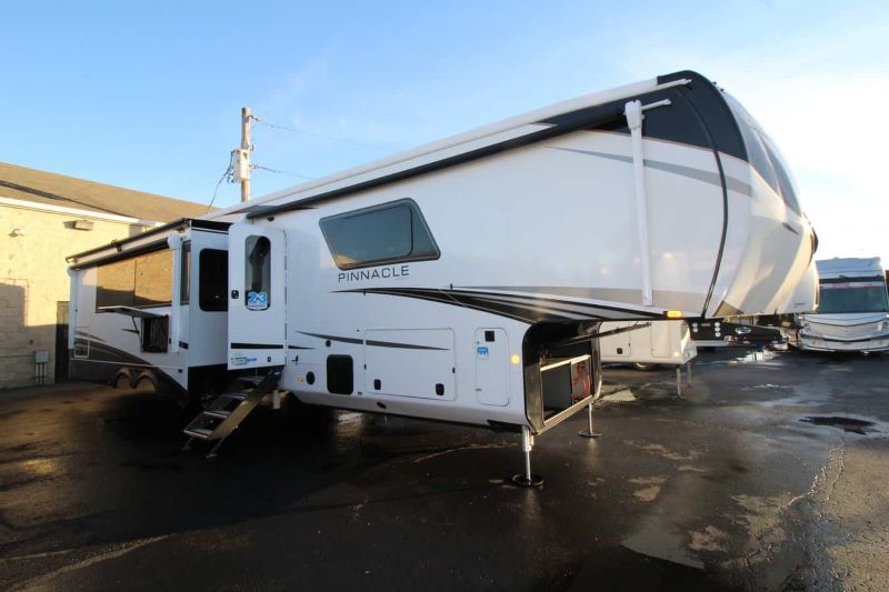 Jayco Pinnacle 38FBRK Exterior  - Campers for tall people